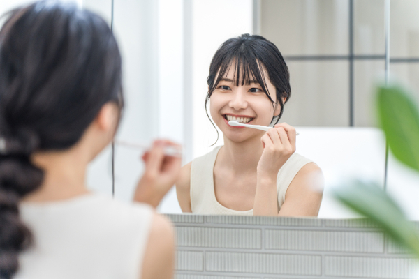 丁寧に歯磨きをして歯周病予防をする女性