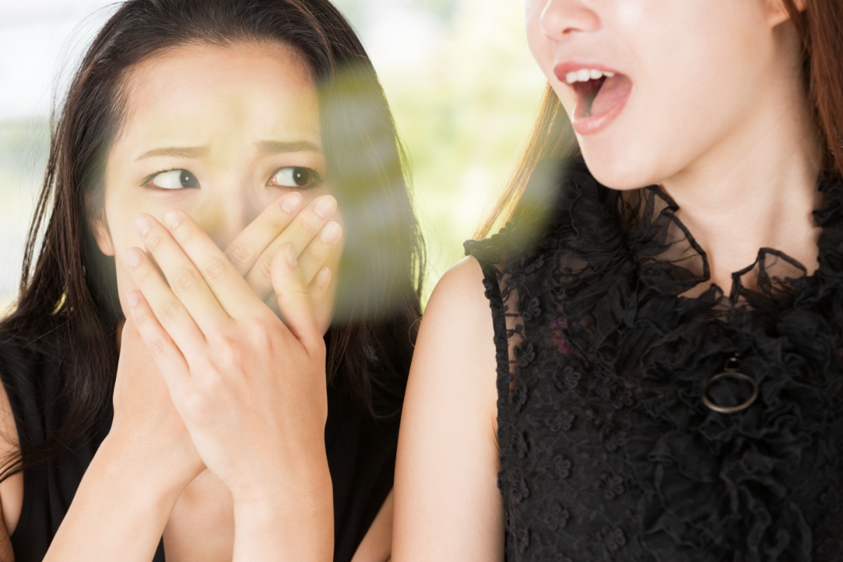 マウスピース矯正中に口臭がしている女性
