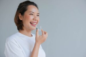 マウスピース矯正している女性