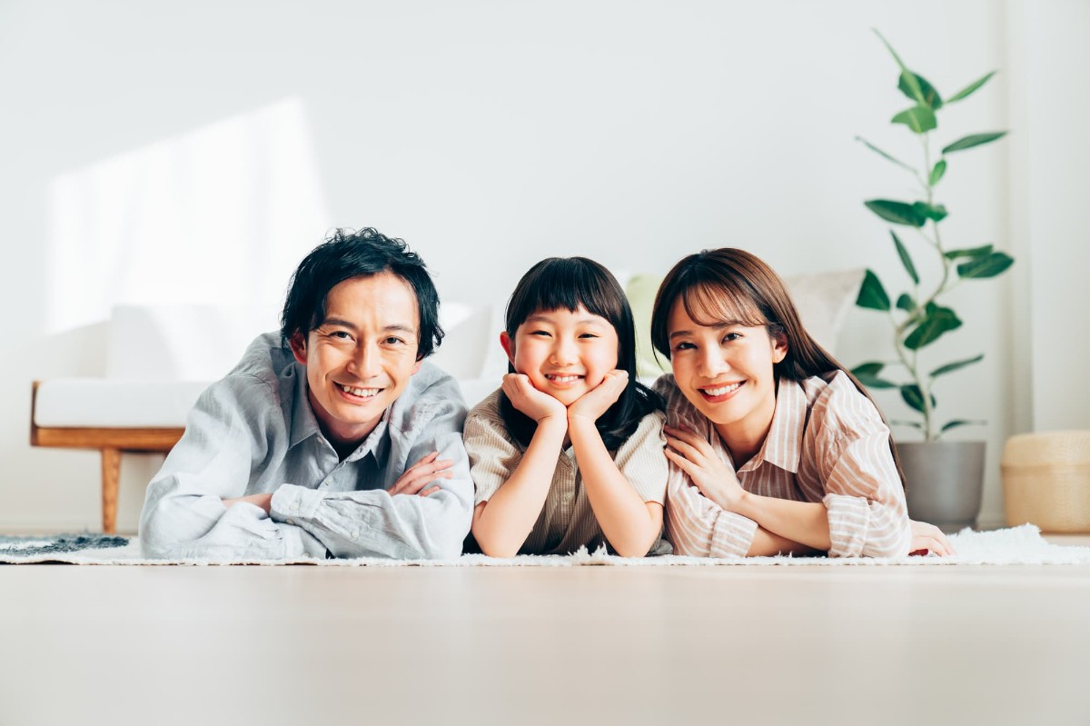 仲良しな両親と子ども