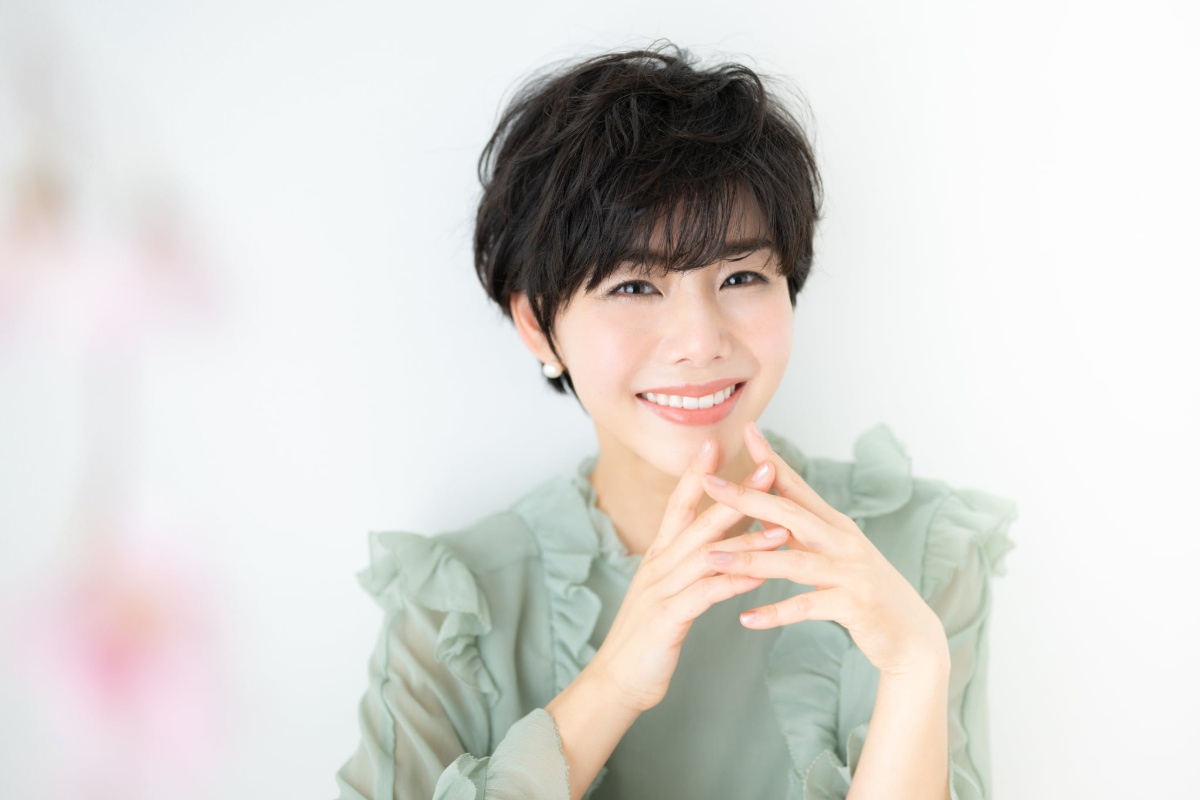 ブラッシング指導を受けて健康な口内環境を保っている笑顔の女性