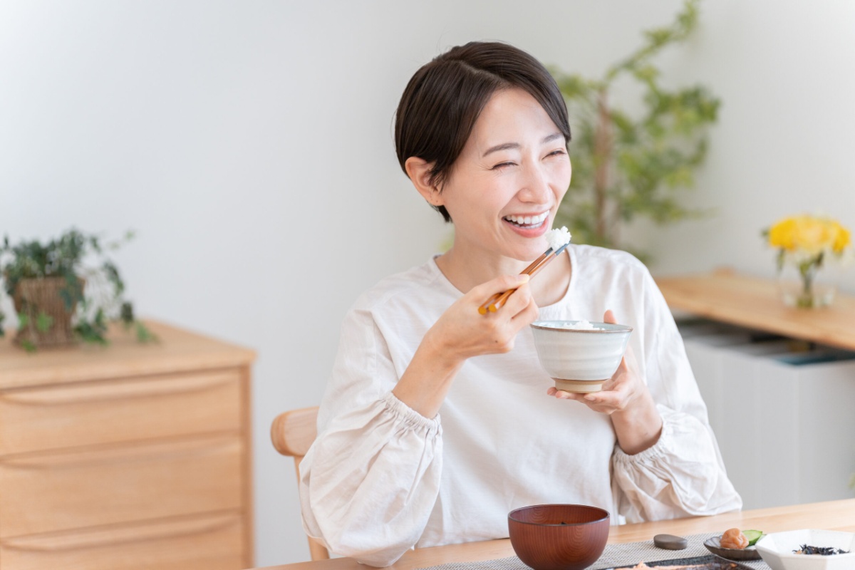 笑顔で食事する女性