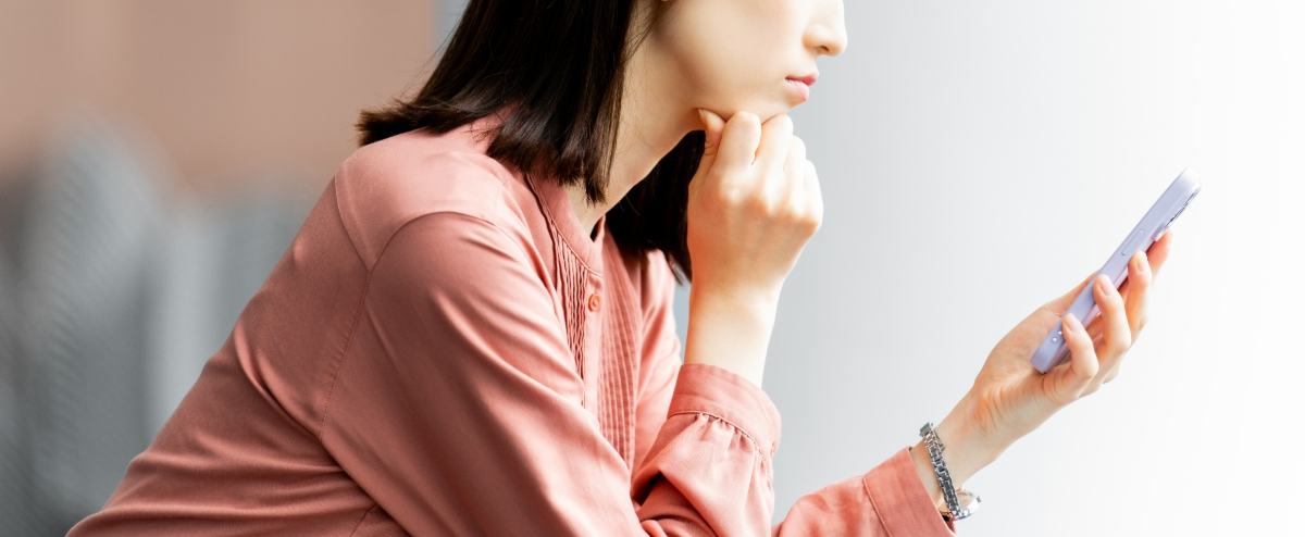 親知らずが斜めに生えている場合は抜歯するのかを考えている女性