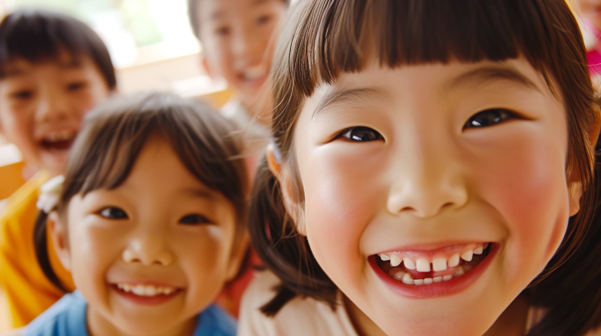 健康な歯をした笑顔の子ども達