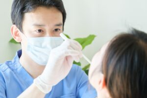 インプラント治療をする歯科医師