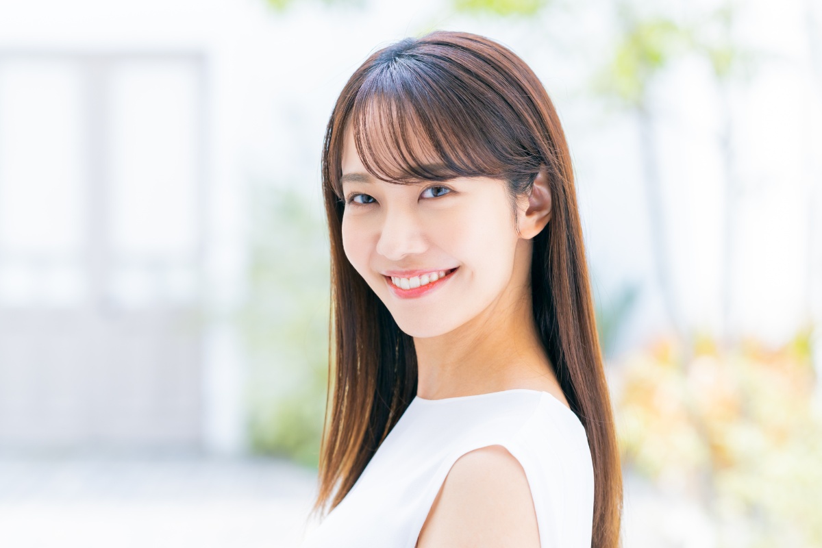 マウスピース矯正で八重歯を整えた笑顔の女性