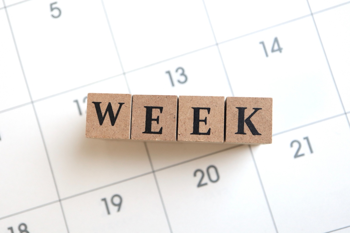 カレンダーとWEEKと書かれた木のブロック