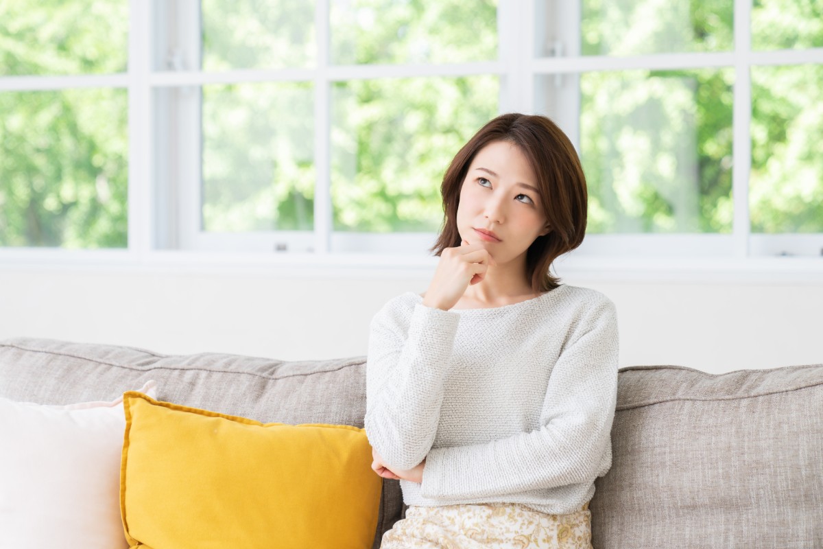 根管治療は痛いのか考える女性