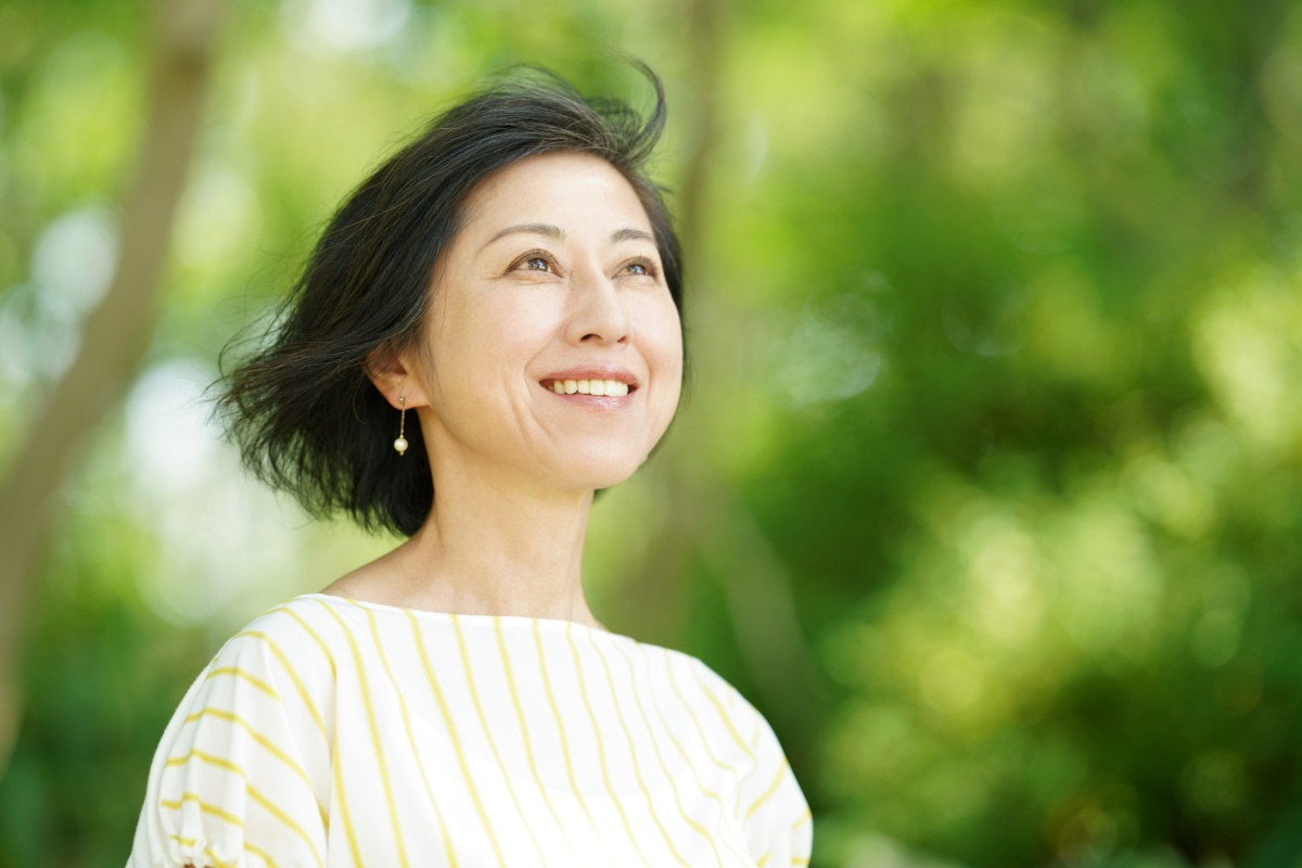 散歩を楽しんでいる女性