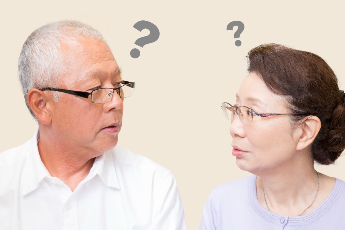 歯の寿命について考えるシニア男女