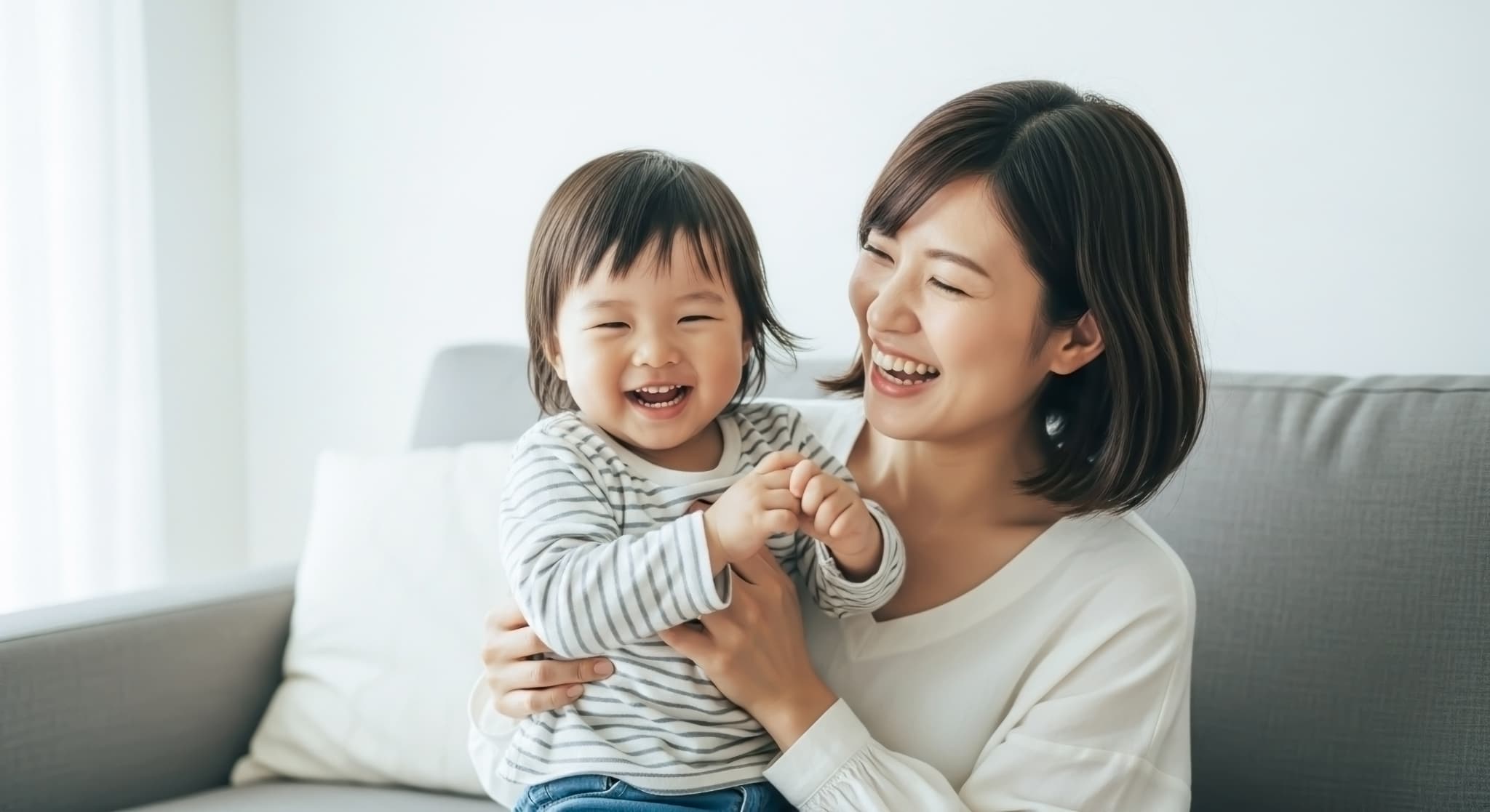 毎日の歯磨きでお口の健康を守る母親と小さい女の子