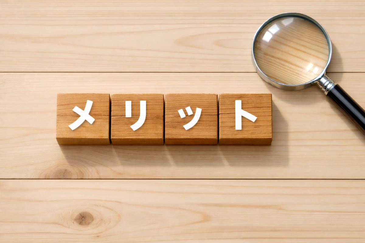 メリットの文字が書かれたブロックと虫眼鏡
