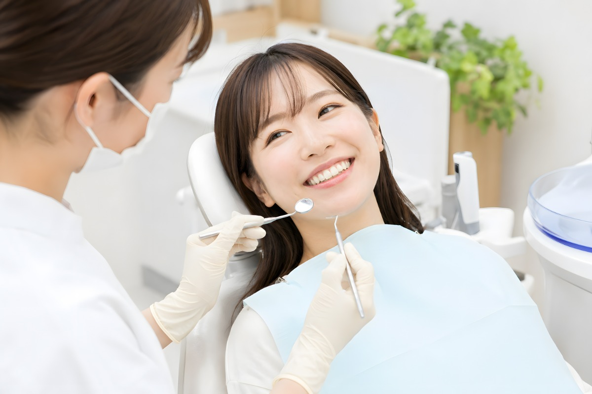 歯科治療を受けて笑顔の女性患者
